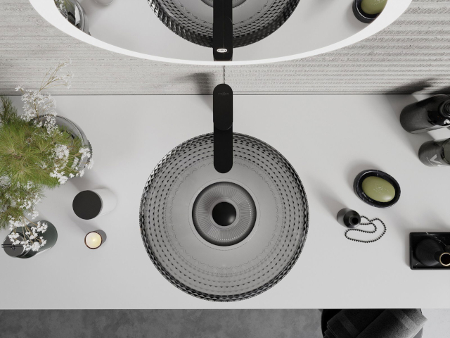 Fehér fürdőszobai szekrény teteje