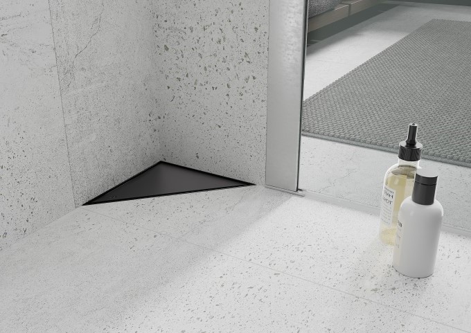 Fekete padlólefolyó szürke fürdőszobában