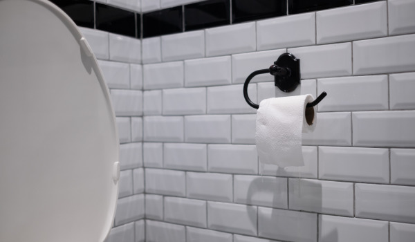 Milyen magasan helyezzük el a WC-papír tartót?