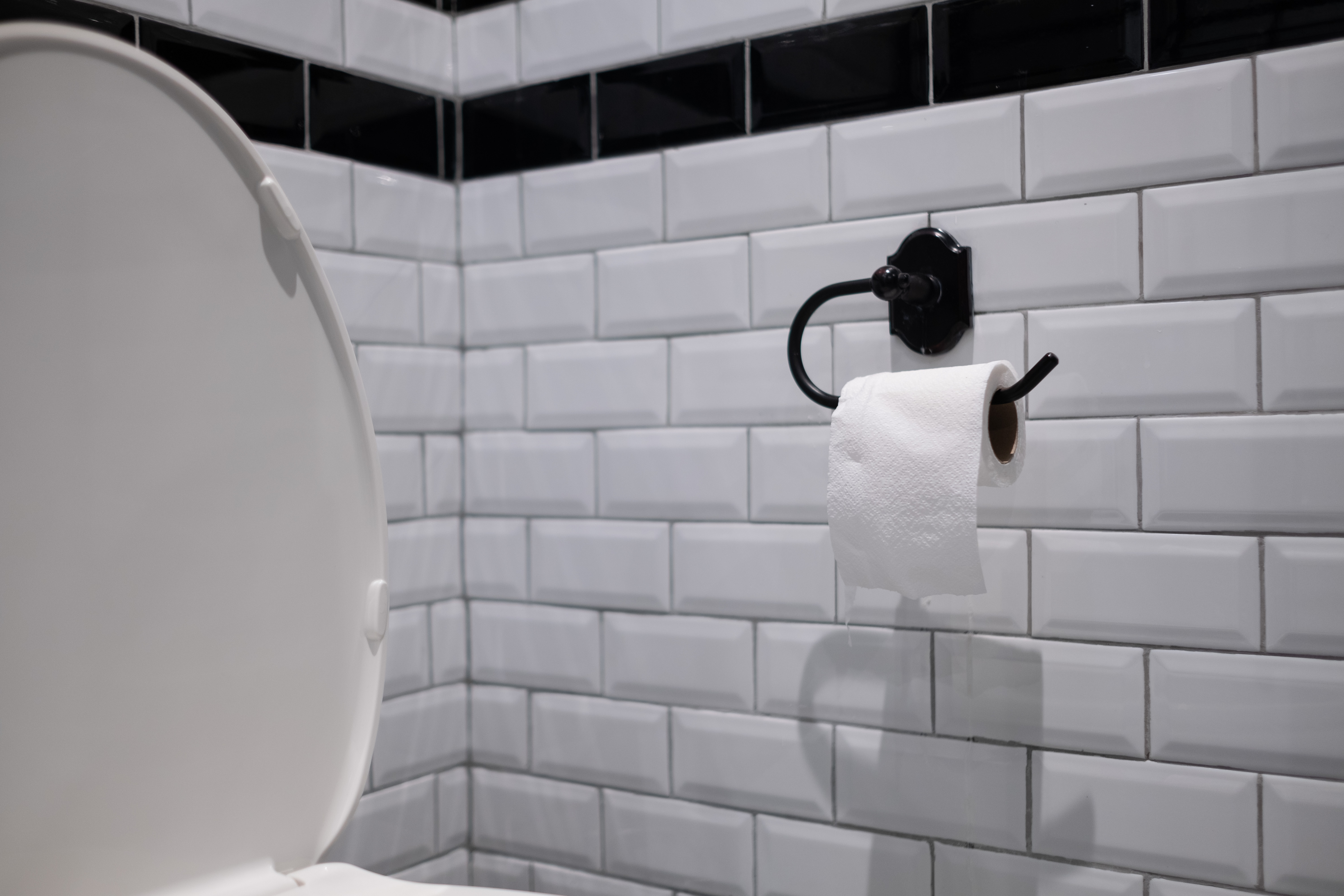 Milyen magasan helyezzük el a WC-papír tartót?