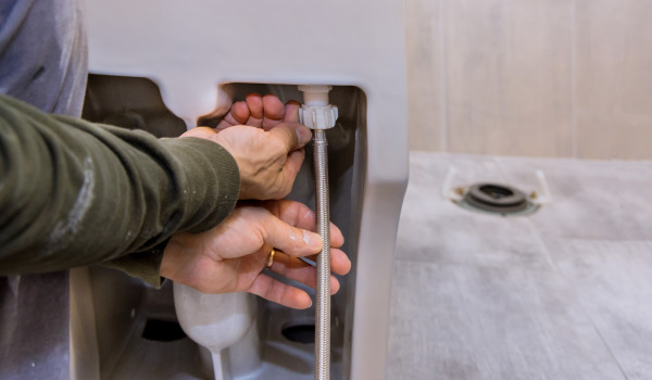 Hogyan szereljünk fel falra szerelhető WC tartályt?