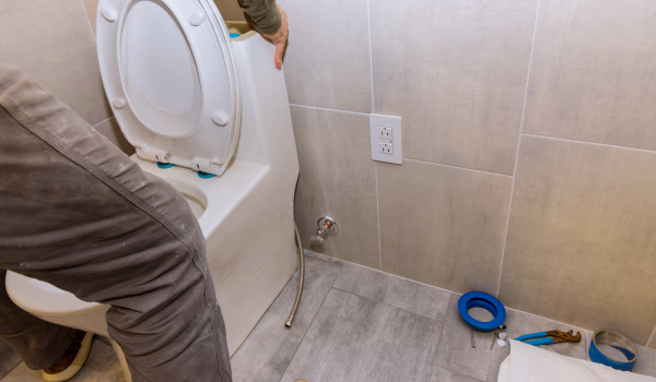 Milyen magasan szereljük fel a WC beépített keretét?