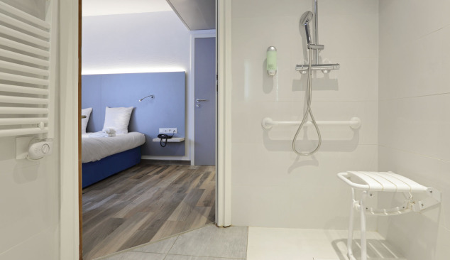 Fogyatékkal élők és zuhanykabinok - jobbak, mint a fürdőkád?