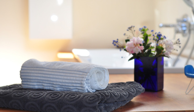 Hangulatos fürdőszoba berendezés fával