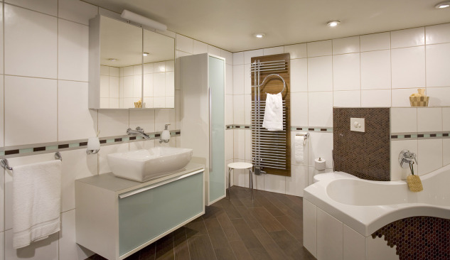 A tükörrel ellátott szekrény mérete és világítása