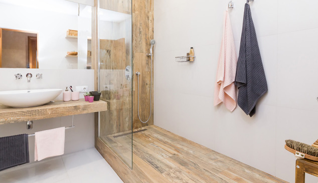 Modern fürdőszoba fekete csapteleppel