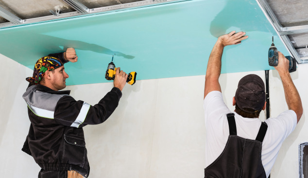 Álmennyezet előnyei és hátrányai a fürdőszobában