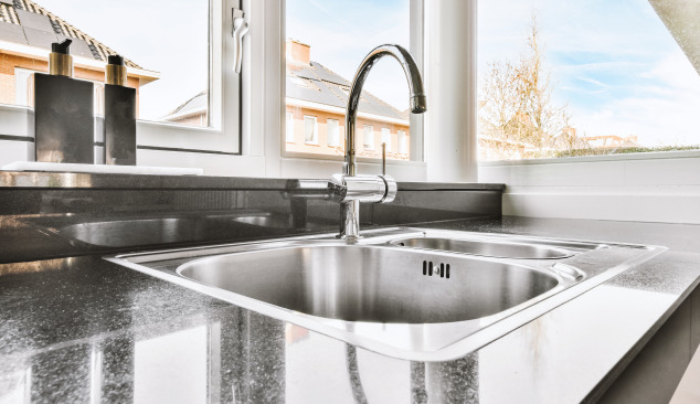 Elhelyezhető a mosogató az ablak alatt?