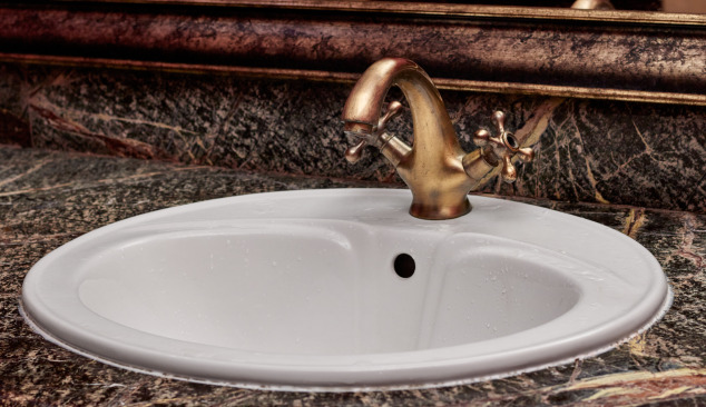 Arany és réz csapok a fürdőszobában