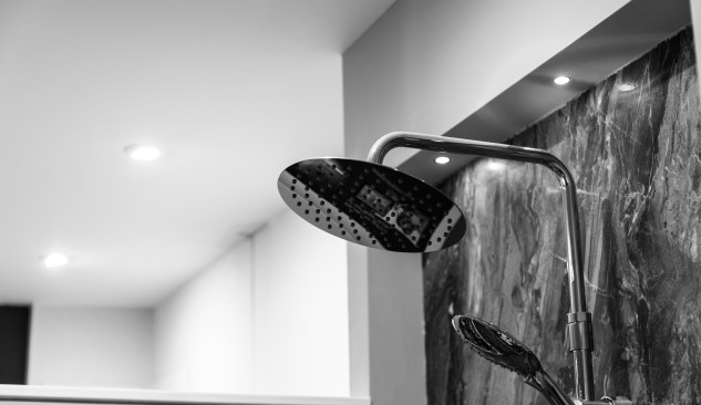 Fekete-fehér elrendezés a fürdőszobádban