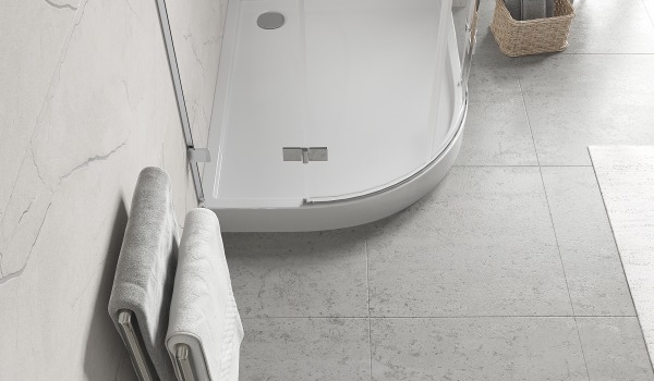 Aszimmetrikus félkör alakú zuhanytálca a fürdőszobába