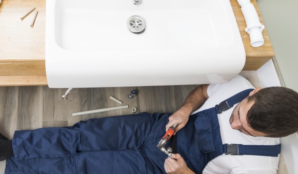 Milyen magasságba kell helyezni a mosdó lefolyóját a vízvezetéki szabványok szerint?