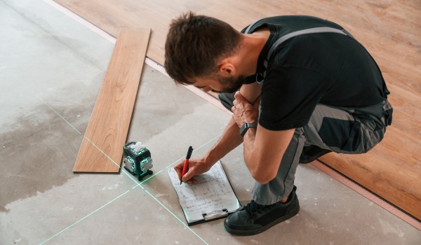 Hogyan készítsük elő a padlót a panelekhez?