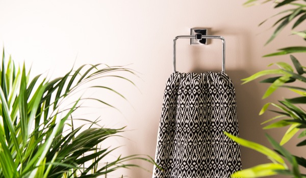 Melyik fürdőszobai kiegészítő szerelési módot válasszuk - fúrás nélküli vagy fúrással felszerelhető törölközőtartó