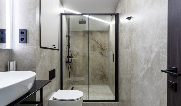 Zuhanyzó tálca nélkül, mik a hátrányai és előnyei?