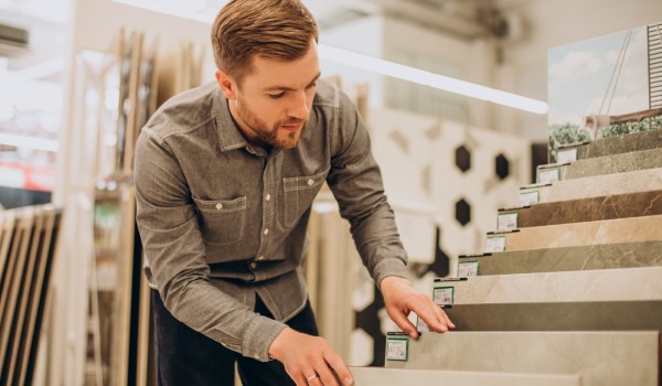 Vinilpanelek vs. csempék – mit válasszunk a fürdőszobába? Teljes útmutató