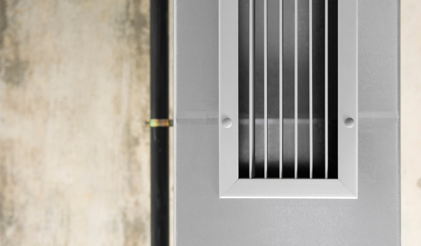 Hogyan csatlakoztassuk a fürdőszobai ventilátort a világításhoz?