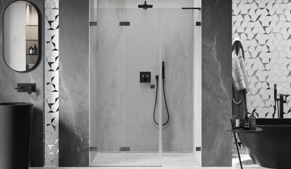 Fürdőszoba geometrikus csempékkel a falon