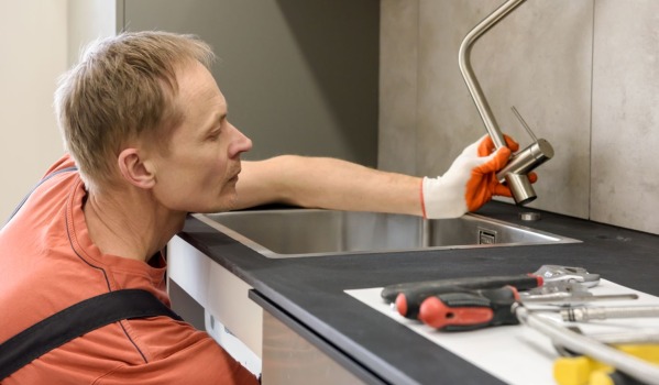 Hogyan szabadítsuk fel a konyhai mosogatót? Házi megoldások a tisztítására