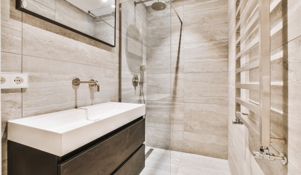 Beépített zuhanyrendszer - funkcionalitás és modern design